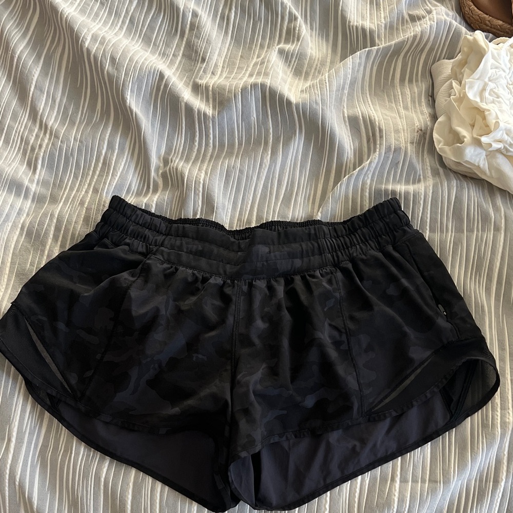Black camo lululemon Women's hotty hot lined 2.5” Shorts